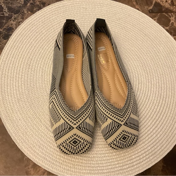 Black multi flats in a size 5 🖤🤍 - Picture 4 of 15